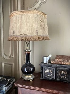 une lampe posée sur une table dans une pièce