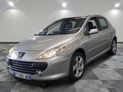 la photo d'une voiture argentée garée dans un garage