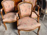 trois chaises assises l'une à côté de l'autre dans une pièce