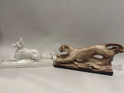 deux figurines représentant un chien et un chat posées sur une table