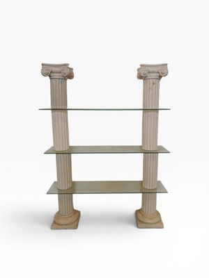 une étagère en verre composée de deux colonnes et de deux tablettes en verre