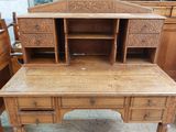 un bureau en bois avec deux tiroirs et une bibliothèque