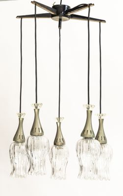 une image représentant un lustre muni de cinq abat-jours en verre suspendu au plafond