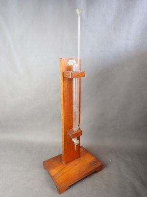 une image représentant un appareil en bois et en verre posé sur un socle en bois