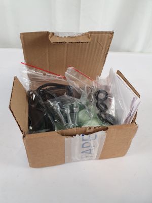une boîte en carton remplie d'objets hétéroclites sur une table