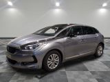 la voiture argentée est garée sur un carrelage à carreaux