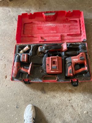 une image représentant une boîte à outils rouge contenant des outils