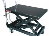 un gros plan d'une table noire sur roulettes, munie d'une poignée