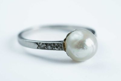 BAGUE en platine 950 millièmes,centrée d'une perle fine de 8,2 mm, acc