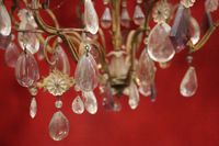 Lustre en métal doré à huit bras de lumière et pampilles. (photo 5)