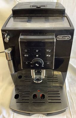 une machine à café posée sur une table