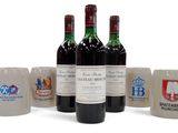 plusieurs bouteilles de vin posées les unes à côté des autres sur une surface blanche