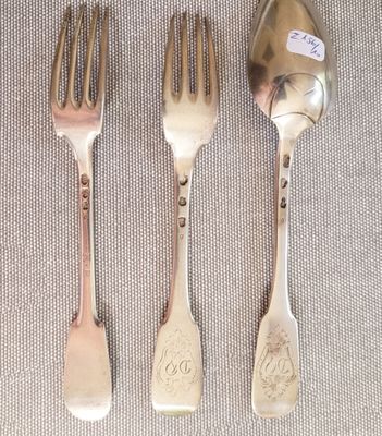 trois fourchettes et deux cuillères sur la table