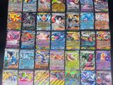 une grande collection de cartes Pokémon posée sur une table