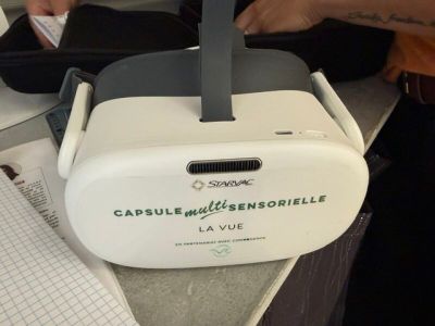 une personne debout à côté d'un appareil blanc posé sur un comptoir