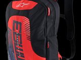 un sac à dos noir et rouge orné d'un logo