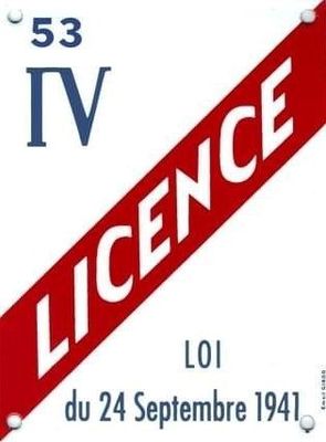 a red and white street sign with the words licence