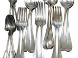 de nombreuses cuillères en argent et autres cuillères sur fond blanc