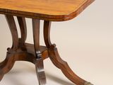La table est en bois et ses pieds sont équipés de roulettes.