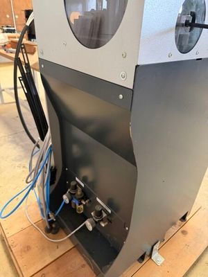 une machine posée sur une palette