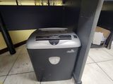 une photo d'un broyeur à papier placé sous un bureau