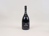 une bouteille de vin posée sur une table blanche