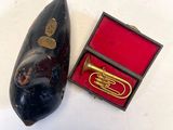 un petit objet noir contenant une corne dorée