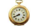 une montre de poche en or avec des chiffres romains sur le cadran