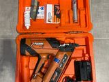 une trousse à outils dans la mallette orange posée par terre