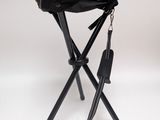 un tabouret noir avec une assise noire et un parapluie noir