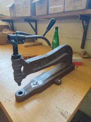une pince posée sur une table en bois