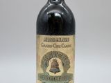 une bouteille de vin posée sur une table