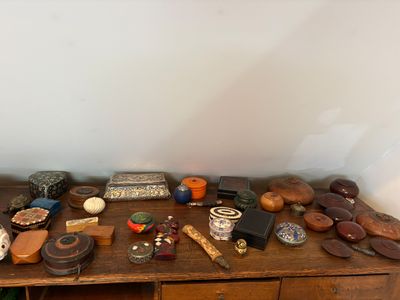 une table en bois sur laquelle sont posés de nombreux objets différents