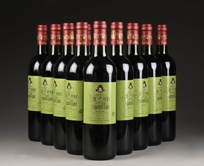 six bouteilles de vin rouge sont alignées