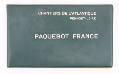 un gros plan sur un livre vert sur lequel figure une inscription blanche