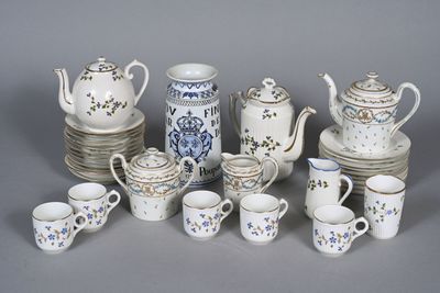 Parties de services en porcelaine de différents modèles, pri…