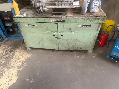 a machine that is sitting on a table in a garage