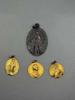 trois médailles d'or représentant la Vierge Marie et Jésus