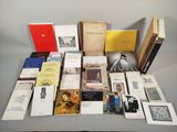 beaucoup de livres sur la table ensemble sur la table