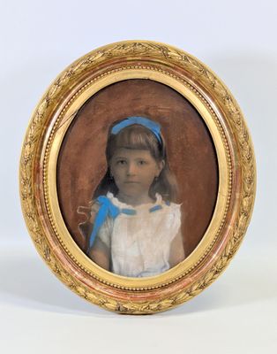 portrait d'une jeune fille en robe blanche avec un nœud bleu
