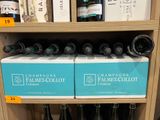 des bouteilles de vin sur une étagère dans un magasin, destinées à la vente