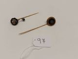 une photo représentant une paire de boucles d'oreilles et un bâtonnet muni d'une étiquette de prix