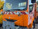 un camion orange garé à côté d'un camion jaune
