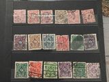 une collection de timbres exposée sur une table, avec une carte en arrière-plan