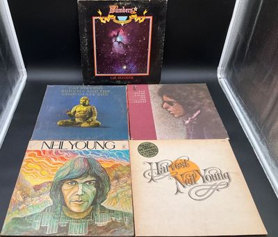 Trois albums vinyles de Neil Young et de son groupe sont exposés