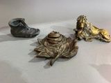 trois figurines assises sur une table