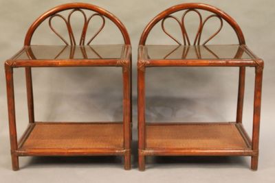 Paire de chevets en rotin. Plateaux protégés de vitres.