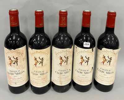 quatre bouteilles de vin sont alignées sur une table