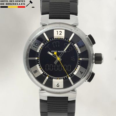 un gros plan d'une montre-bracelet à affichage numérique