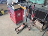 un chariot rouge chargé d'outils dans un garage
